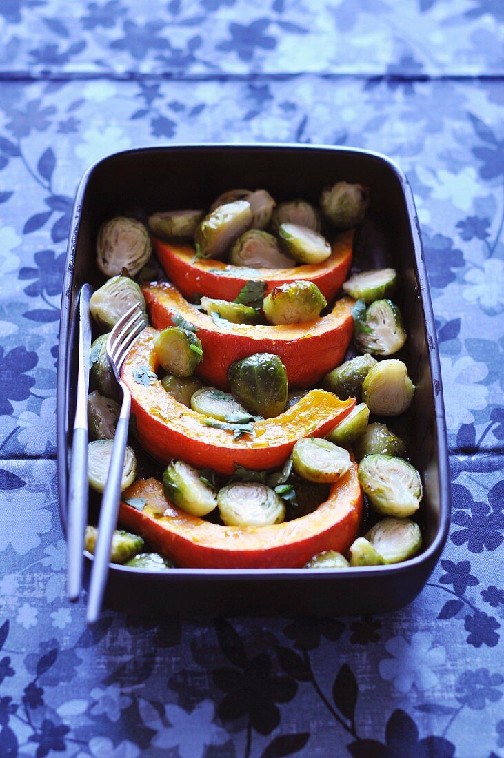 Rosenkohl mit gebratenem Kürbis und frischem Koriander