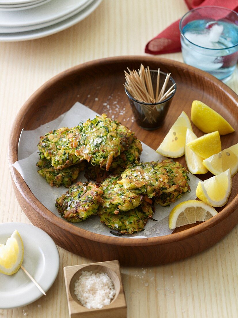 Beignets mit Halloumi-Käse, Minze und Zucchini