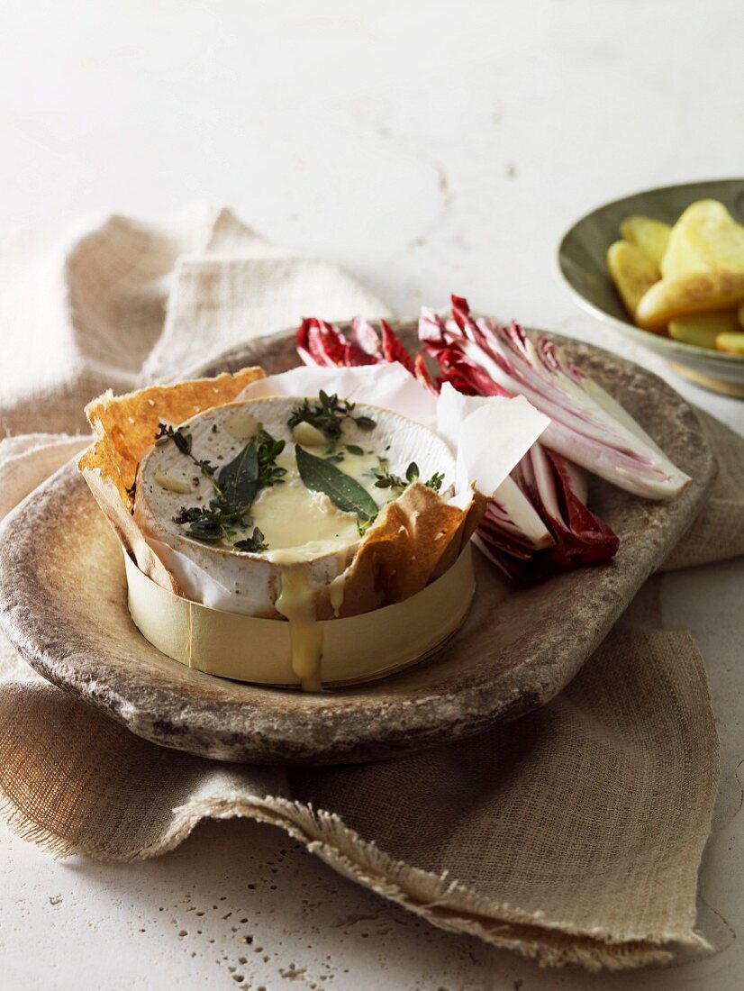 Ofengebackener Camembert mit Thymian und Lorbeer