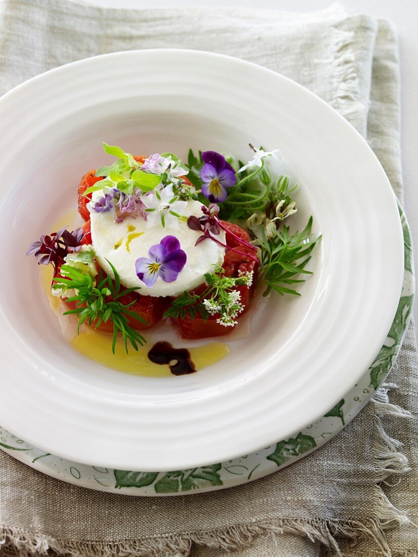 Tomaten-Mozzarella-Salat mit Essblüten