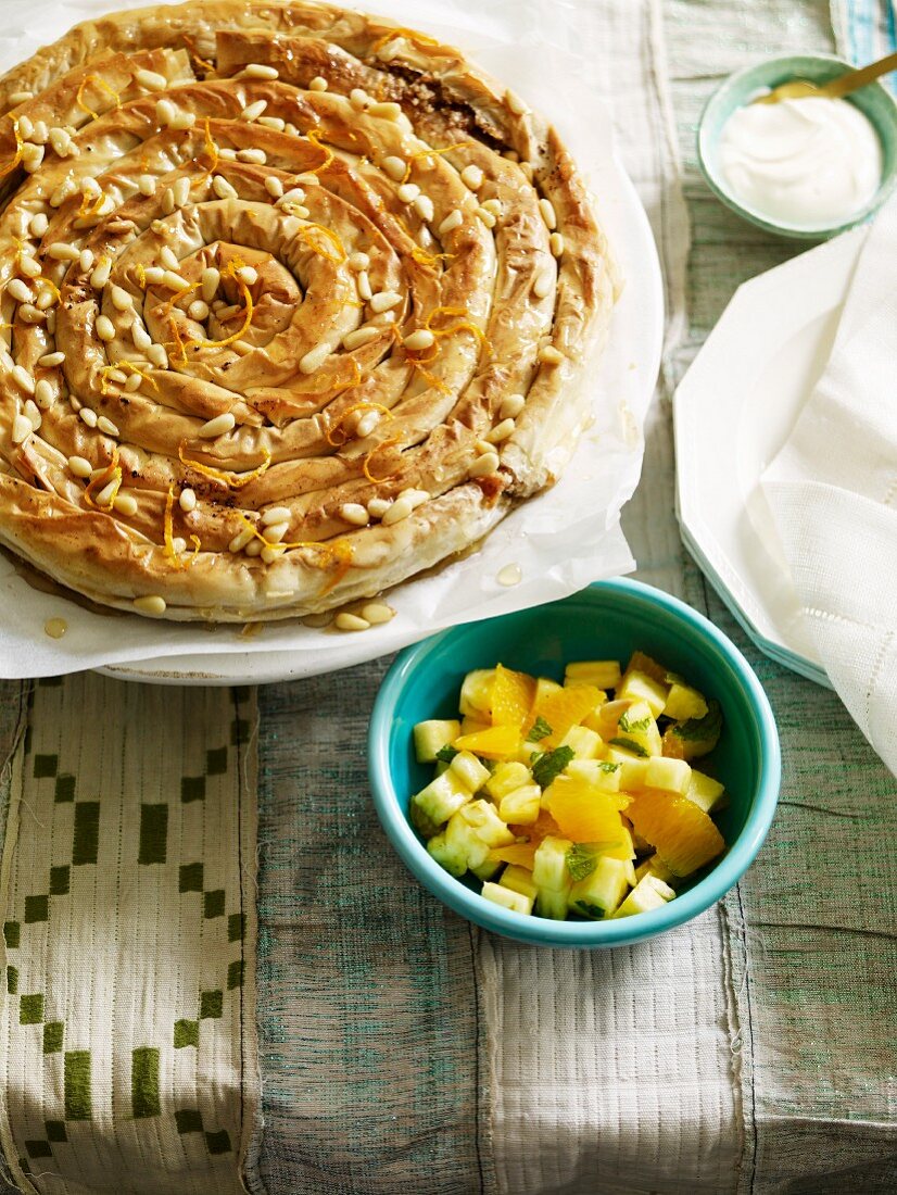 Marokkanische Filoteigtarte mit Pinienkernen und Mandeln, Obstsalat