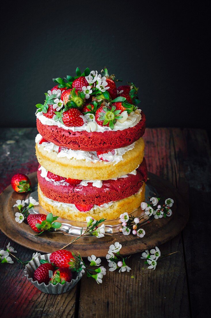 Red Velvet Cake mit Mandeln und Erdbeeren, USA