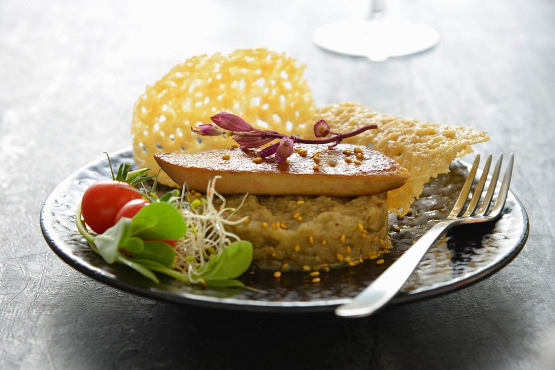 Foie-Gras-Schnitzel, Fenchelpüree-Timbale mit Sesam und Parmesanhippen