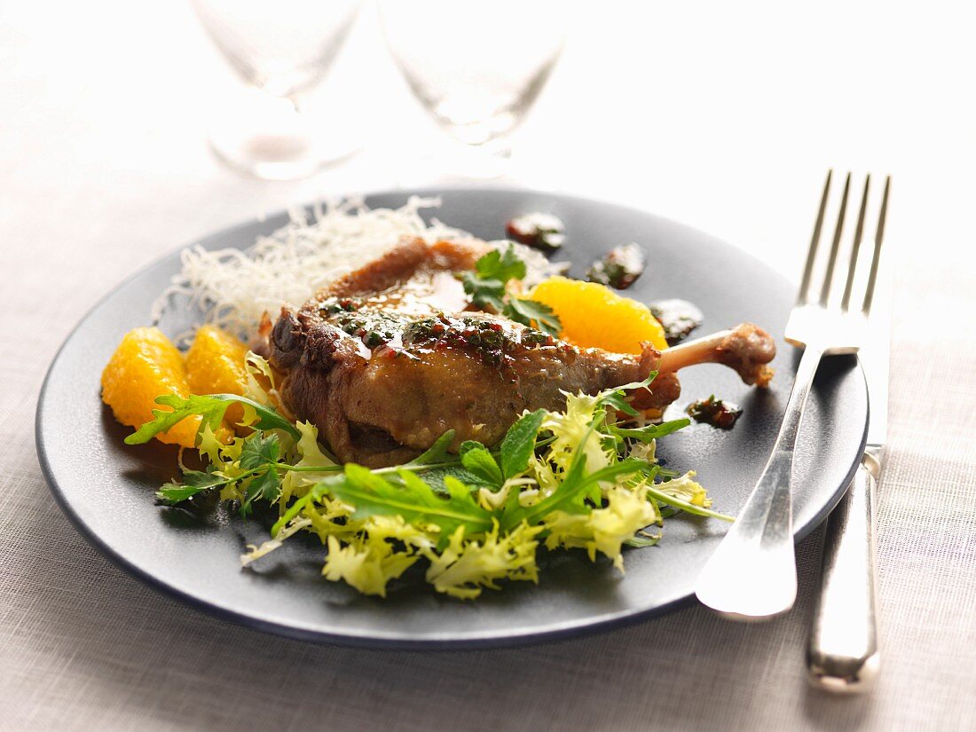 Entenconfit mit Orange, gebratene Reisnudeln und gemischter Blattsalat