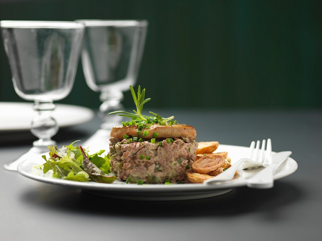 Enten-Tatar mit gebratener Foie Gras und Kartoffeln Sarladaise