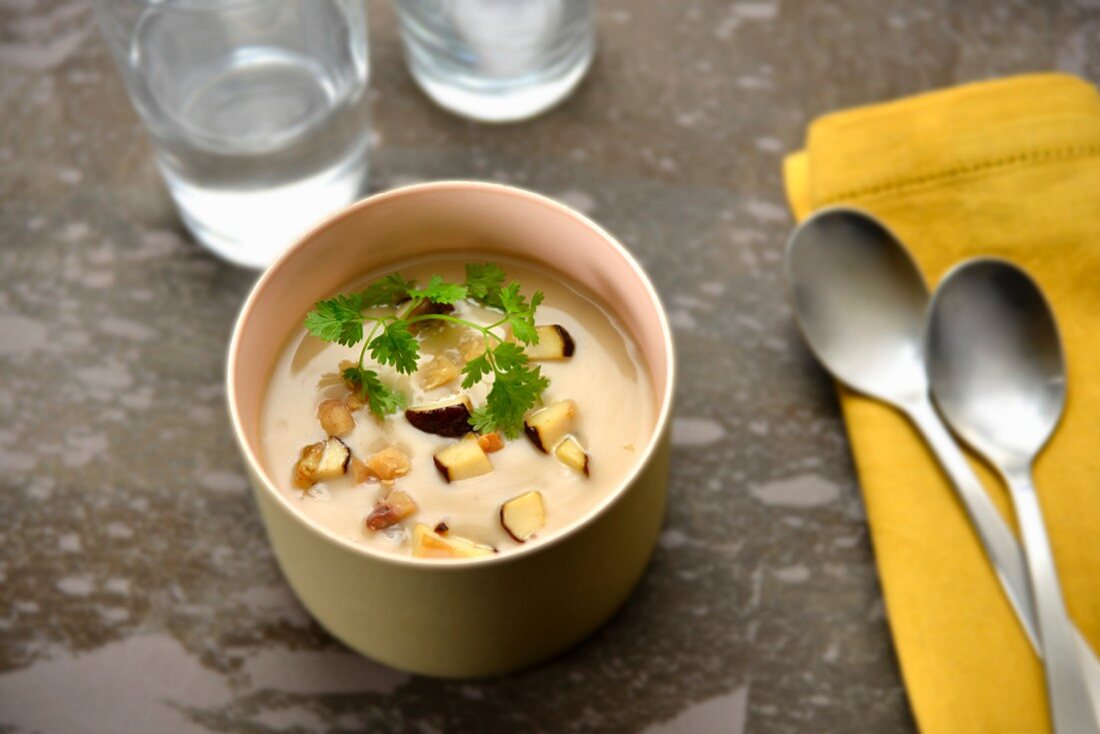 Cream of chestnut soup with ceps