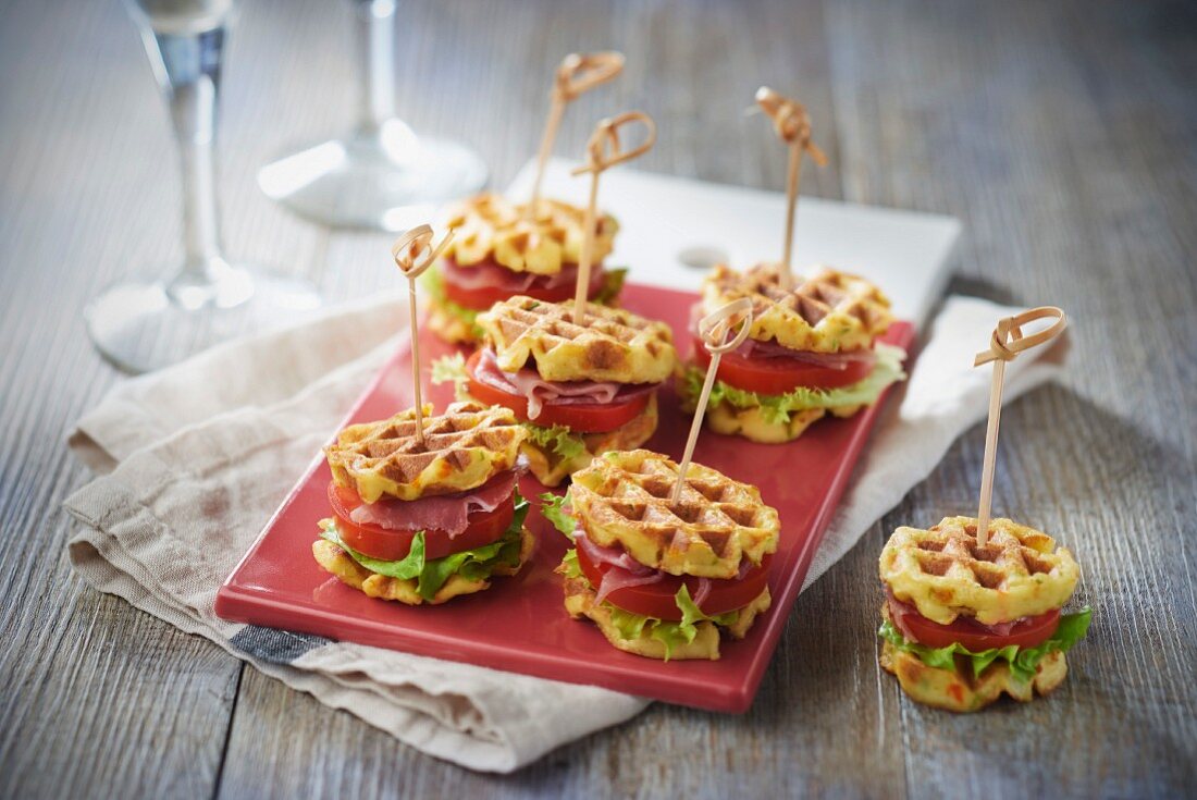 Mini-Waffelsandwiches mit Tomaten, Rohschinken und Salat