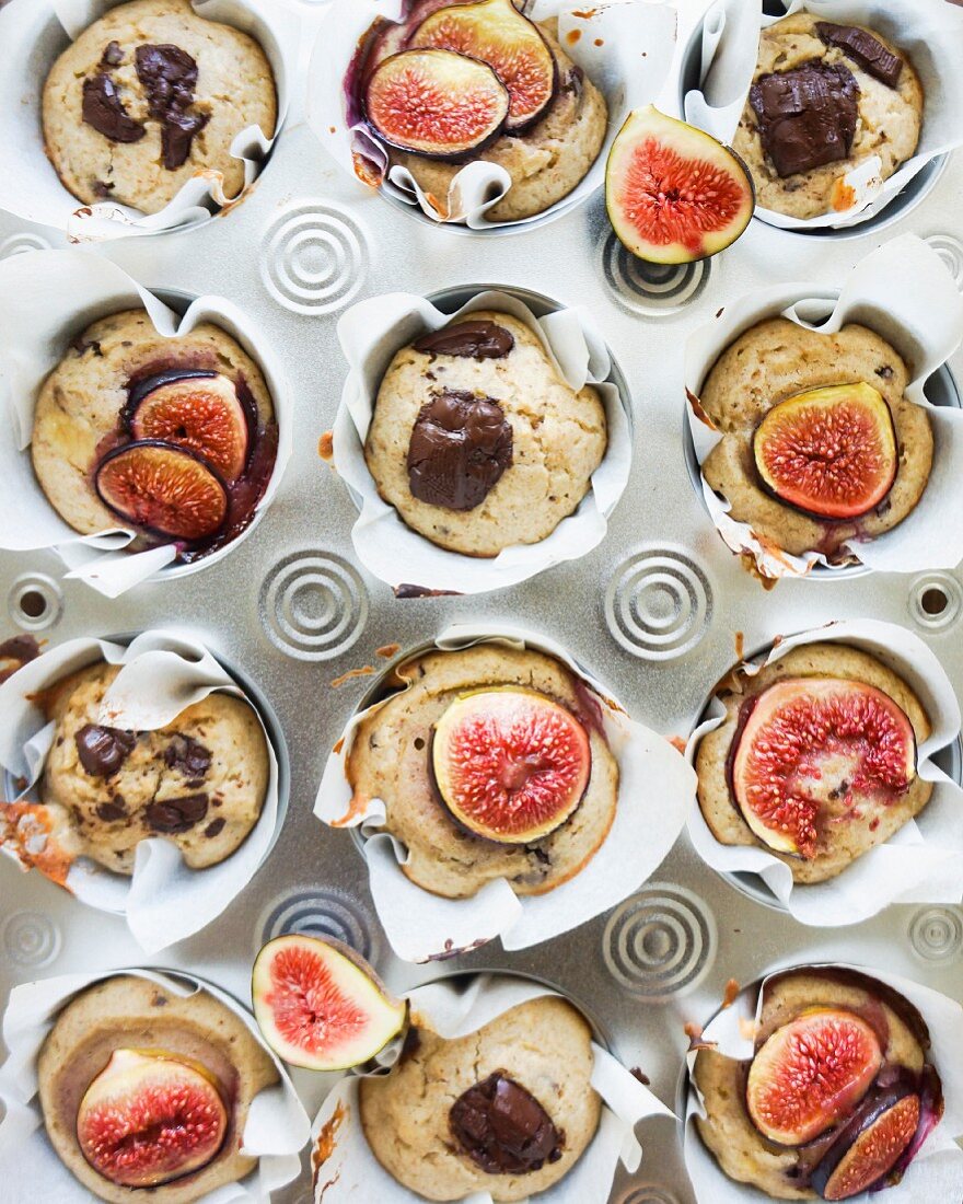 Composition with fig muffins and chocolate muffins