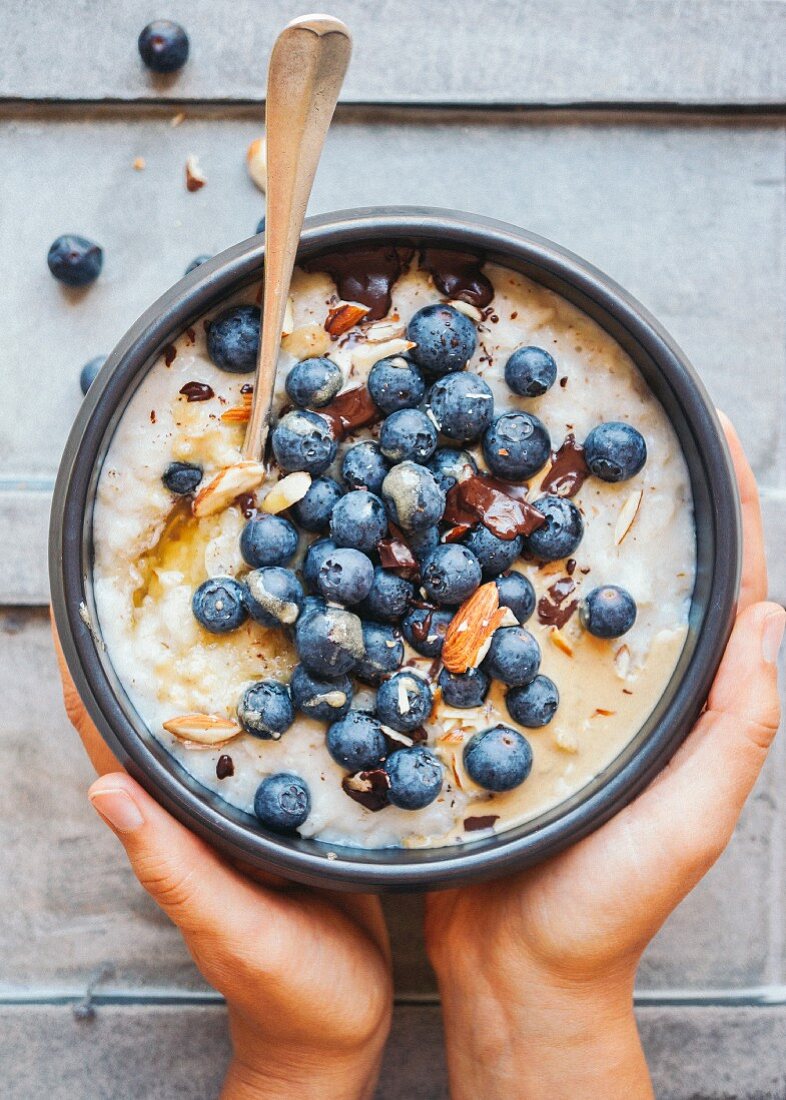 Oat porridge with blueberries