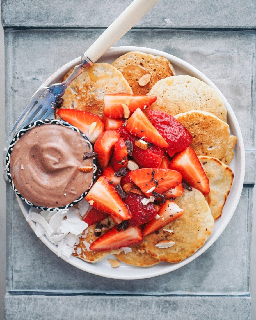 Pancakes mit Erdbeeren und Schokoladencreme