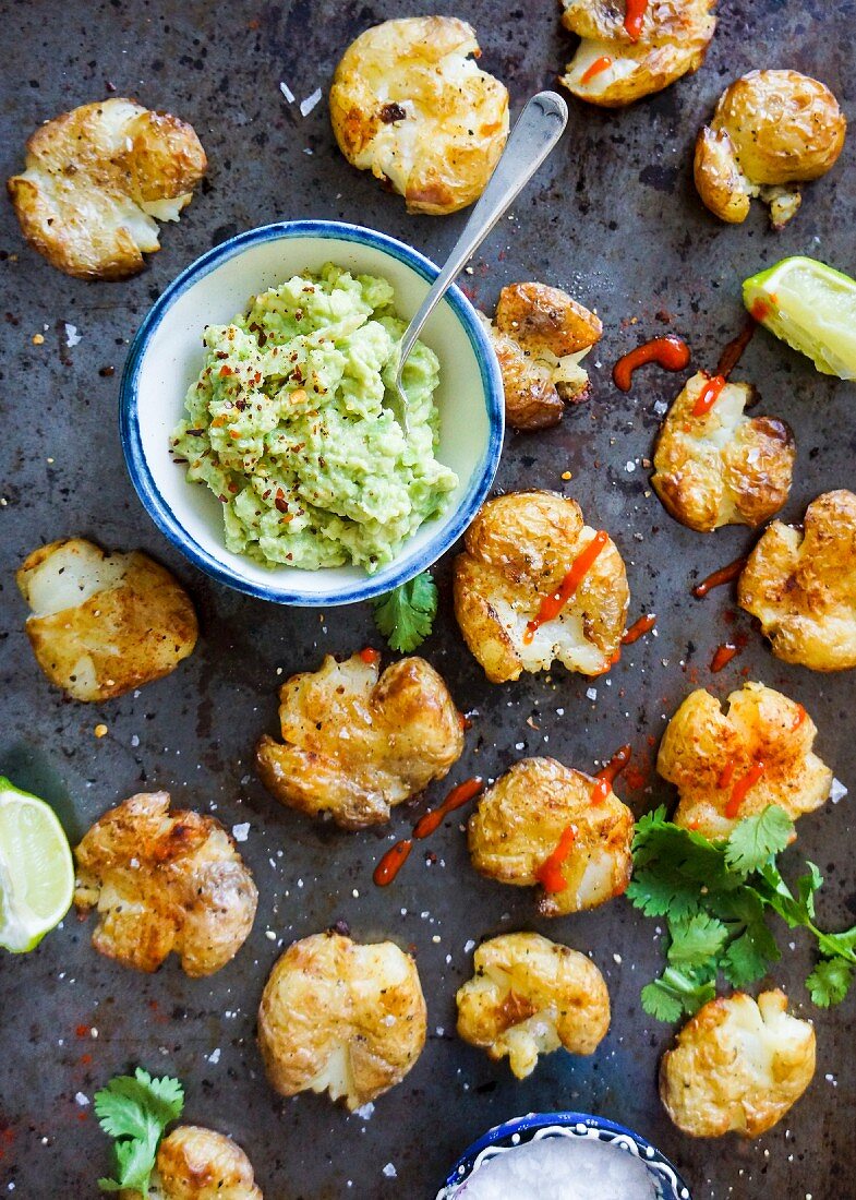 Zerquetschte Bratkartoffel mit roter Paprikasauce, hausgemachtes Guacamole