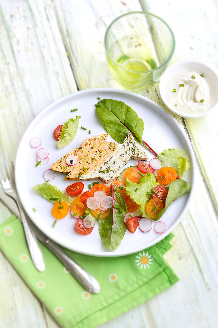 Fischförmige Lachsterrine mit Jakobsmuscheln zum Osterfest