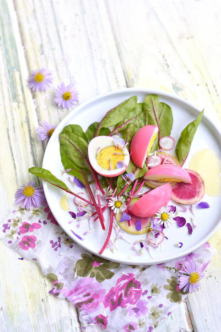 Salat mit marmorierten Eiern und Roter Bete zum Osterfest