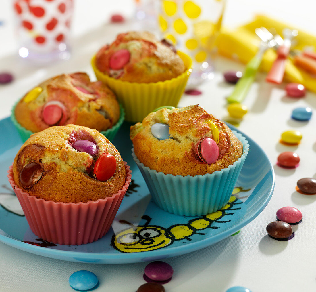 Muffins mit Smarties – Bilder kaufen – 60359391 StockFood