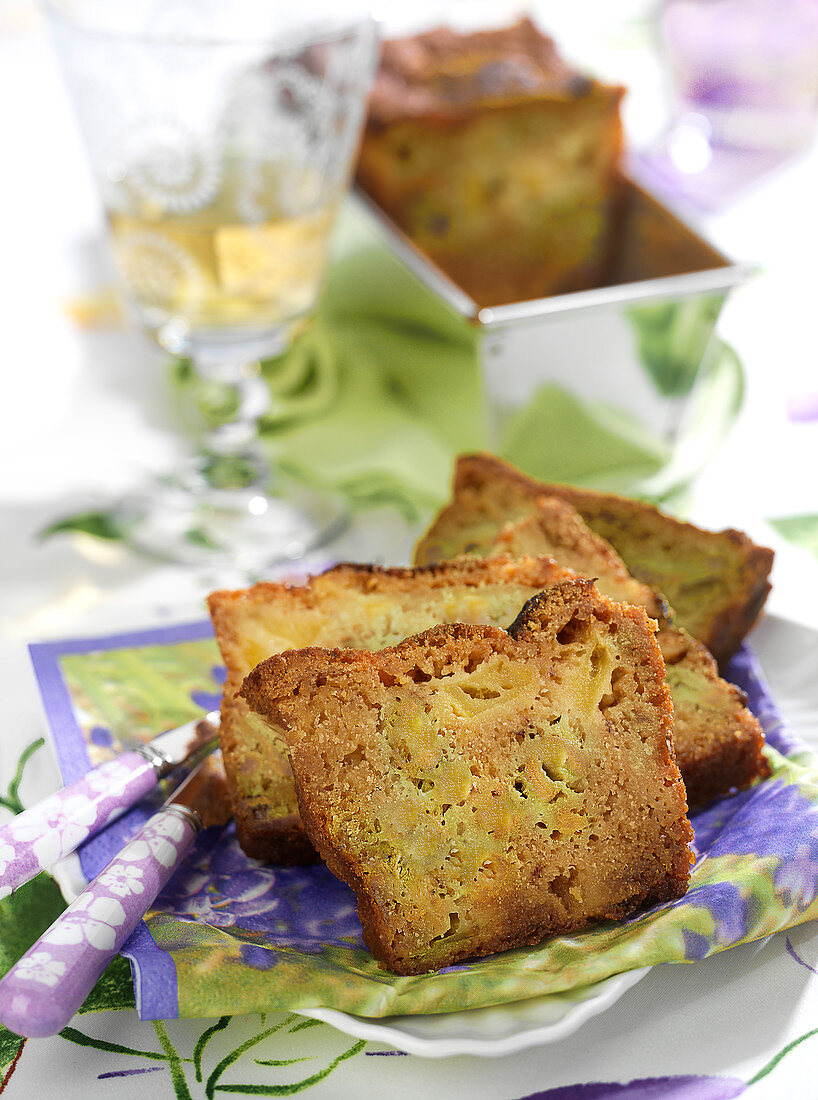 Kastenkuchen mit Banane, Apfel und Sahnebonbons