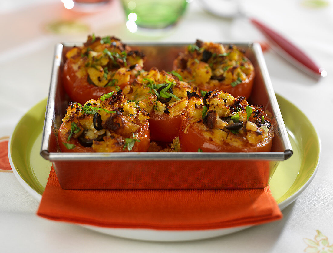 Tomaten, gefüllt mit Kastenkuchen mit eingelegten Tomaten, Mozzarella, grünen Paprika und Basilikum
