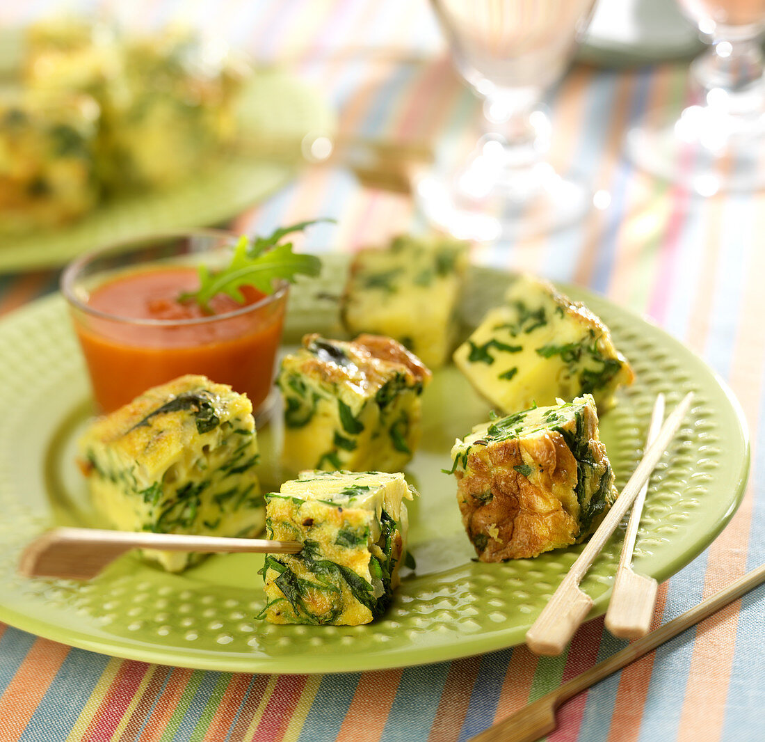 Häppchen aus Eieromelettkuchen mit Rucola