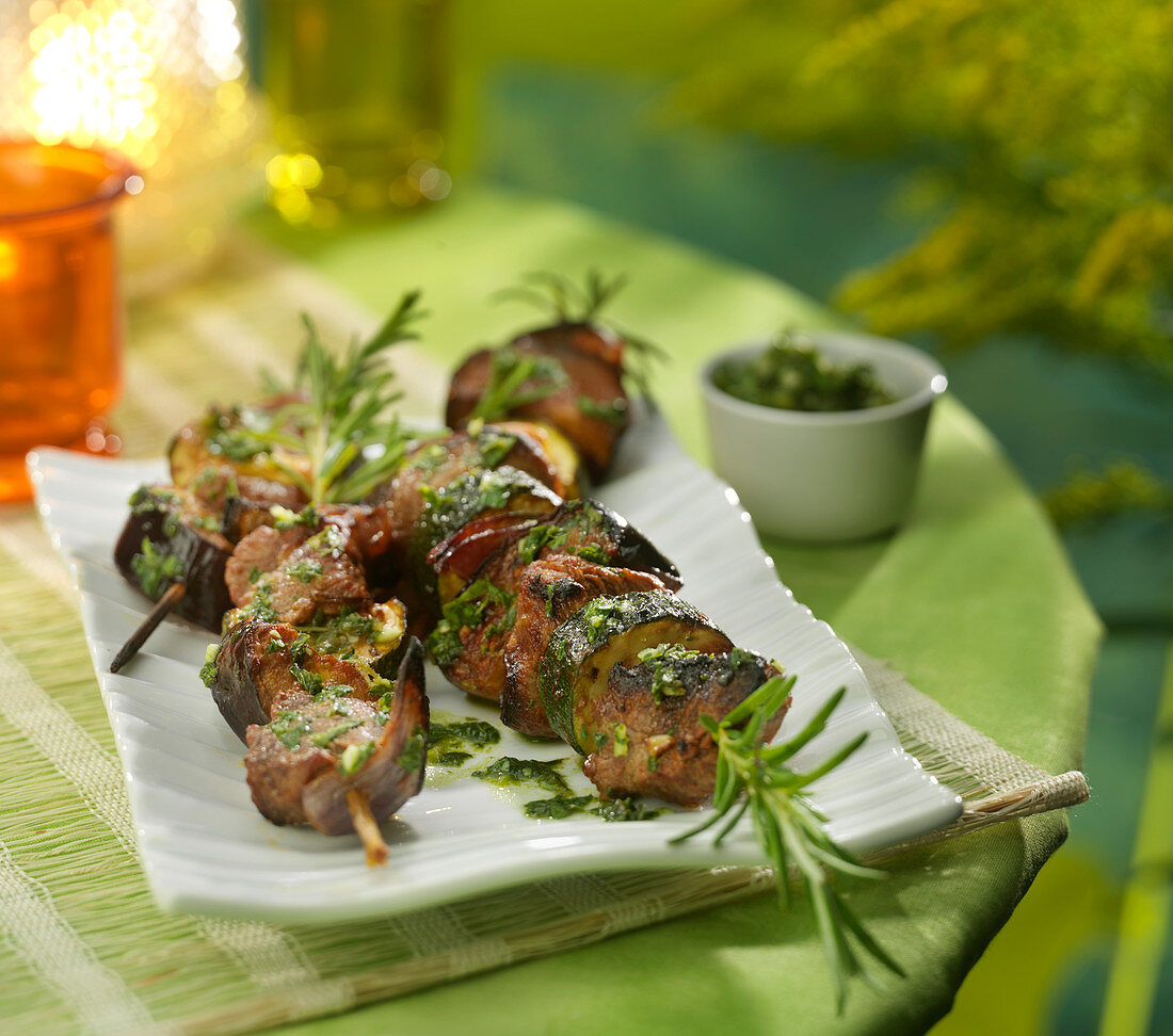 Lamb and vegetable brochettes with mint and parsley sauce
