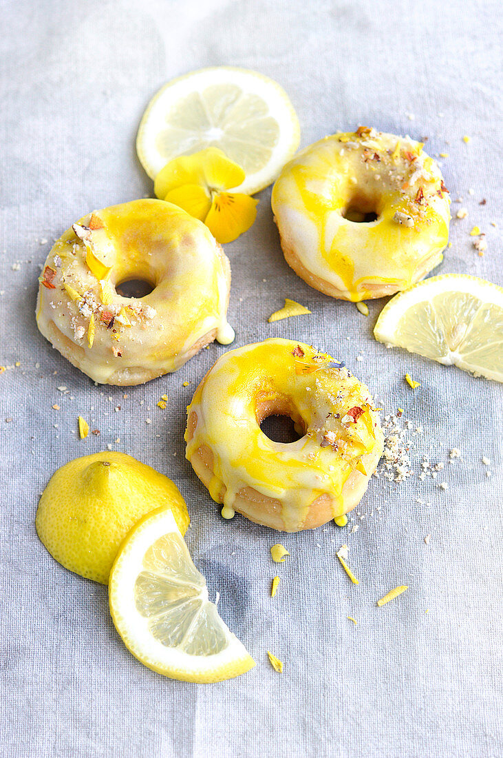 Zitronen-Haselnuss-Donuts