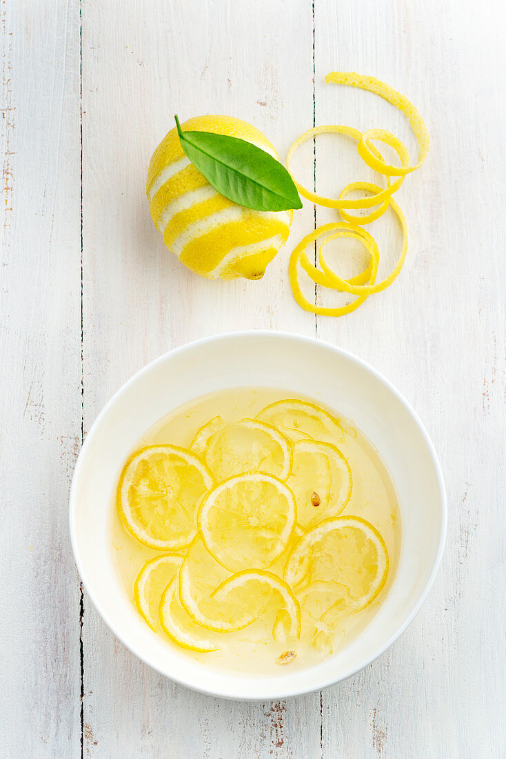 Schälchen Zitronenscheiben in Wasser