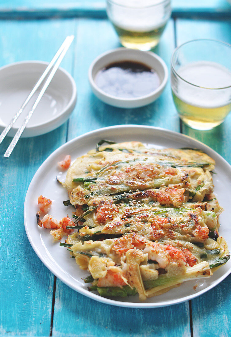 Koreanische Pfannkuchen mit Garnelen und Gemüse