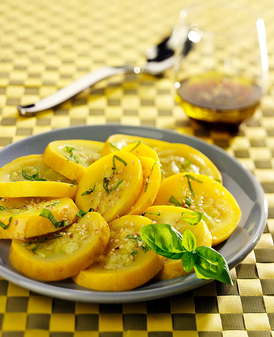 Salat mit gelben Zucchini und Basilikum