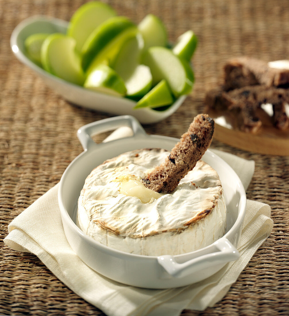 Überbackener Camembert mit Rosinenbrotstick