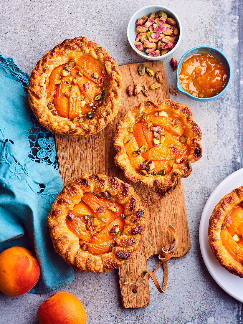 Tartelettes mit Aprikosen und Pistazien