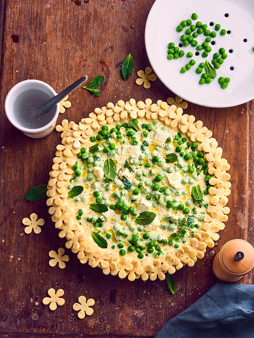 Pastete mit Feta, Erbsen und Minze, mit Teigblumen verziert