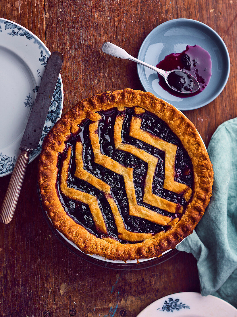 Vanilla confectioner's custard and blueberry zigzag pie