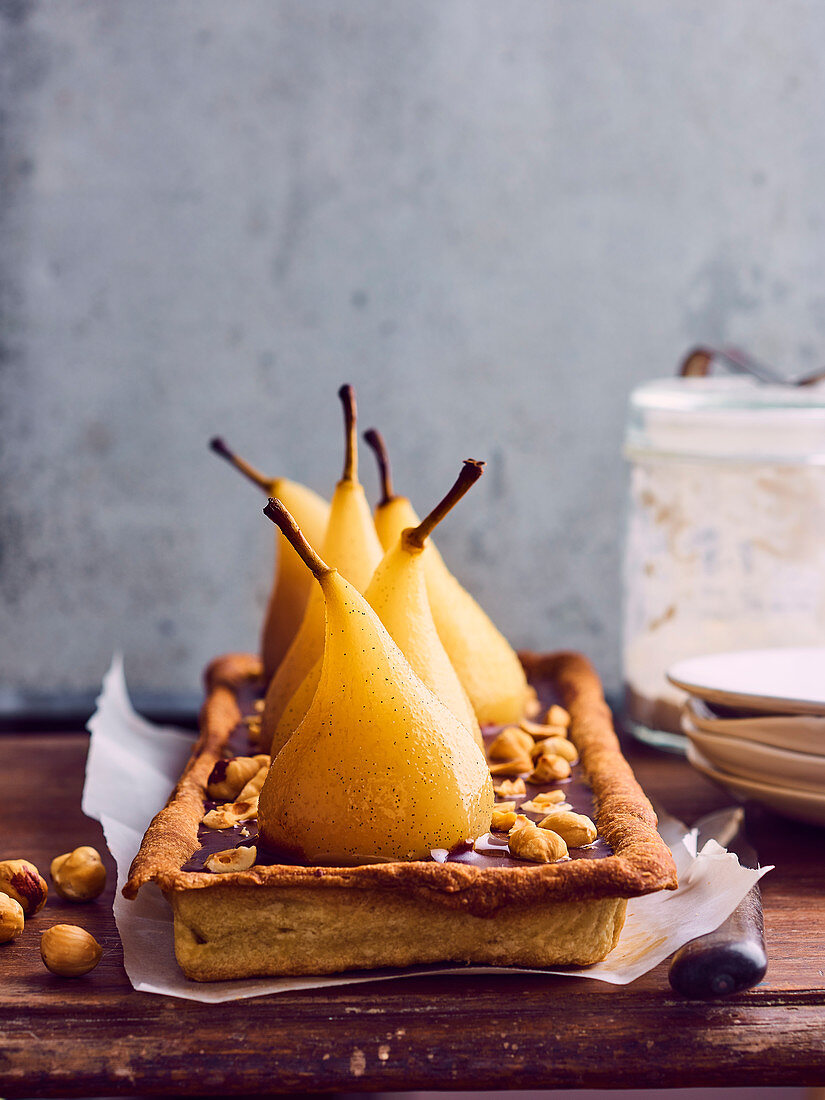 Tarte mit pochierten Birnen, Schokolade und Praliné