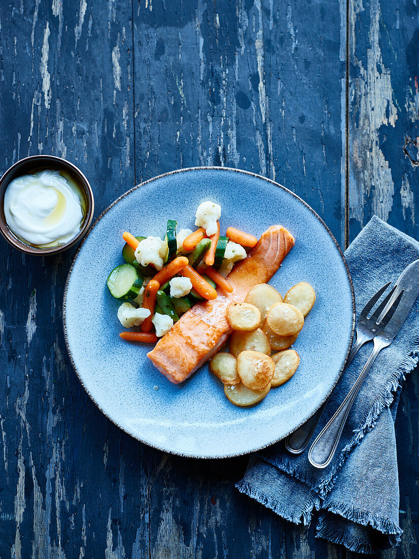 Gegrillter Lachs, Bratkartoffeln mit Meersalz und gemischtes Gemüse