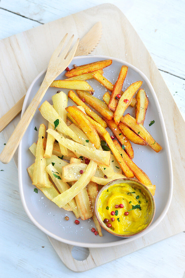 Potato chips and parsnip chips,curry mayonnaise