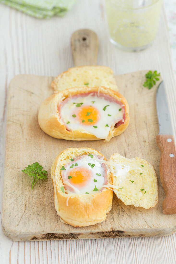 Brötchen mit Spiegelei und Schinken gefüllt