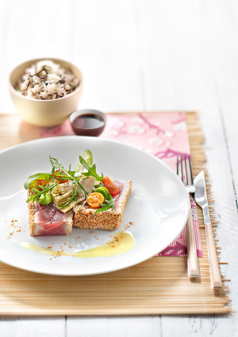 Tataki vom roten Thunfisch mit Sesamkruste, Kirschtomaten, Saubohnen und Artischocke
