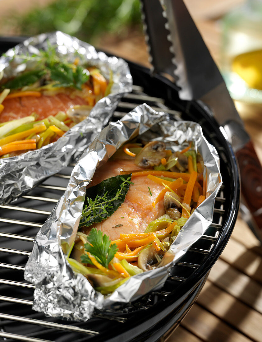 Salmon, thyme, bay leaf and vegetable papillote