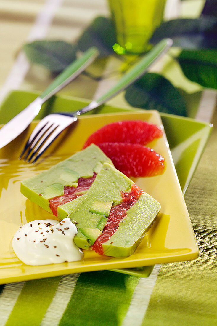 Terrine mit Avocadomousse und Grapefruit