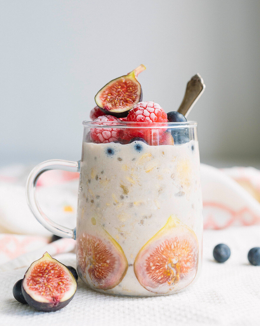 Bircher muësli with figs, blueberries and raspberries