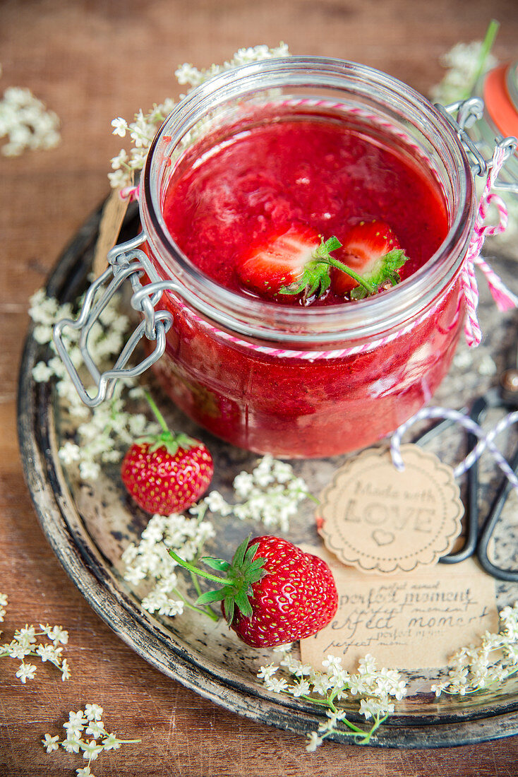 Erdbeermarmelade mit Holunderblüten