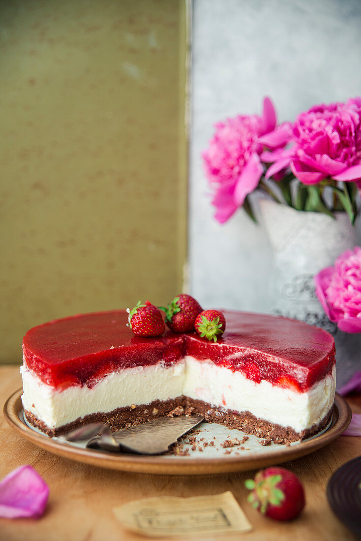 Cream cheese cake with strawberries and nut nougat cream base