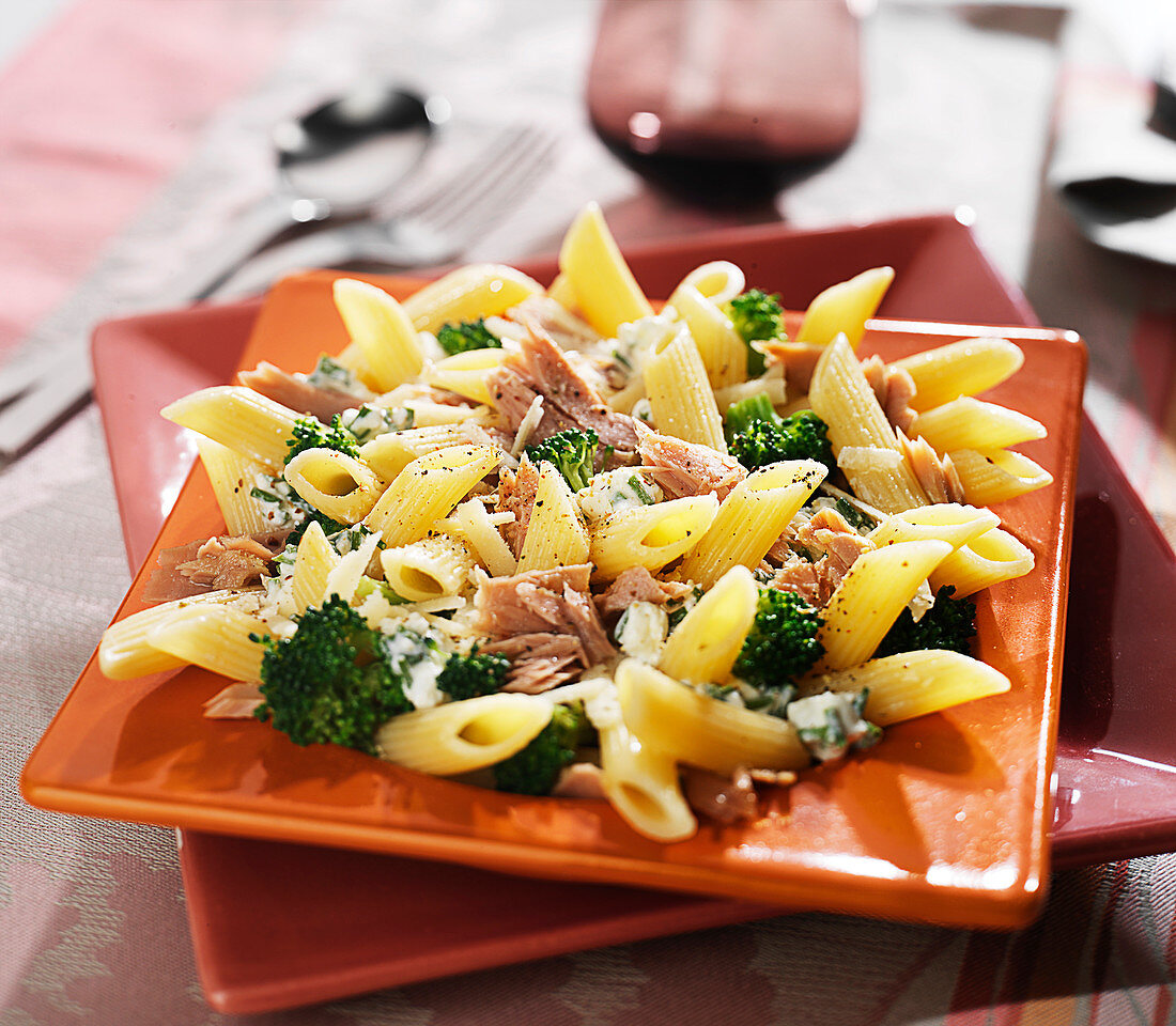 Penne with broccolis, tuna and grated Cantal