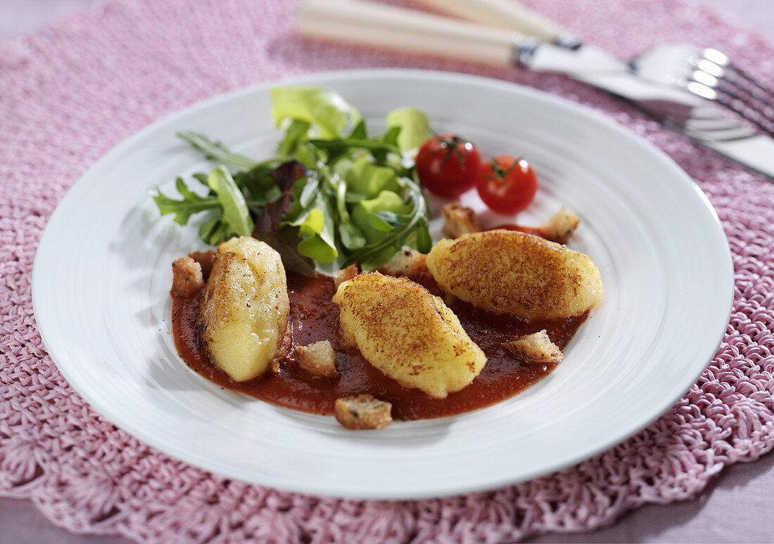 Kartoffelpüreenocken mit Tomatensauce