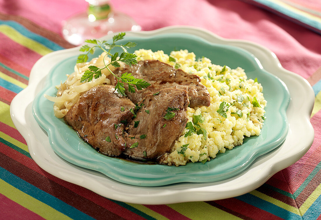 Kalbsleber venezianisch, cremige Polenta mit Parmesan und Petersilie