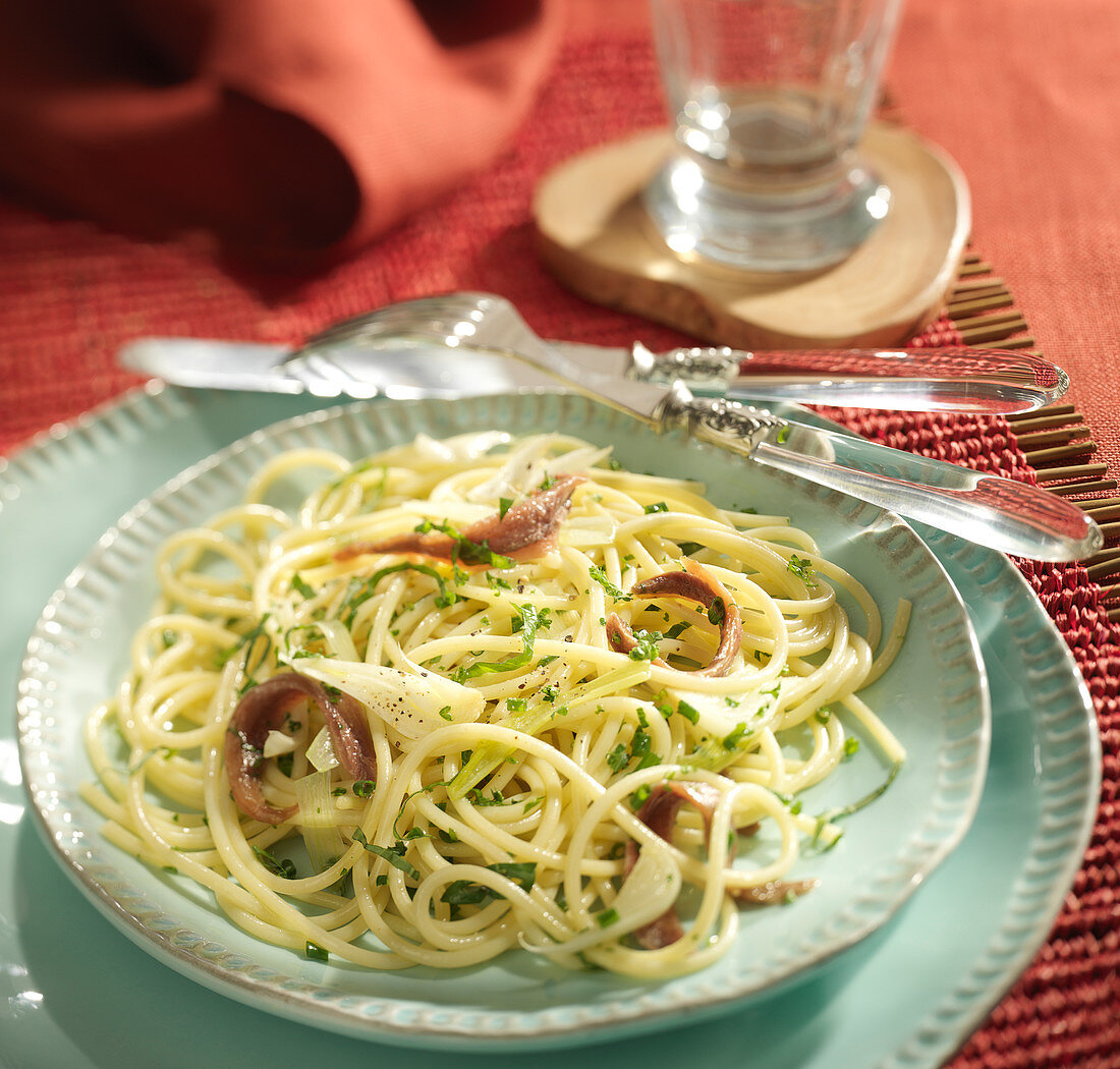 Spaghettis with anchovies and three herbs