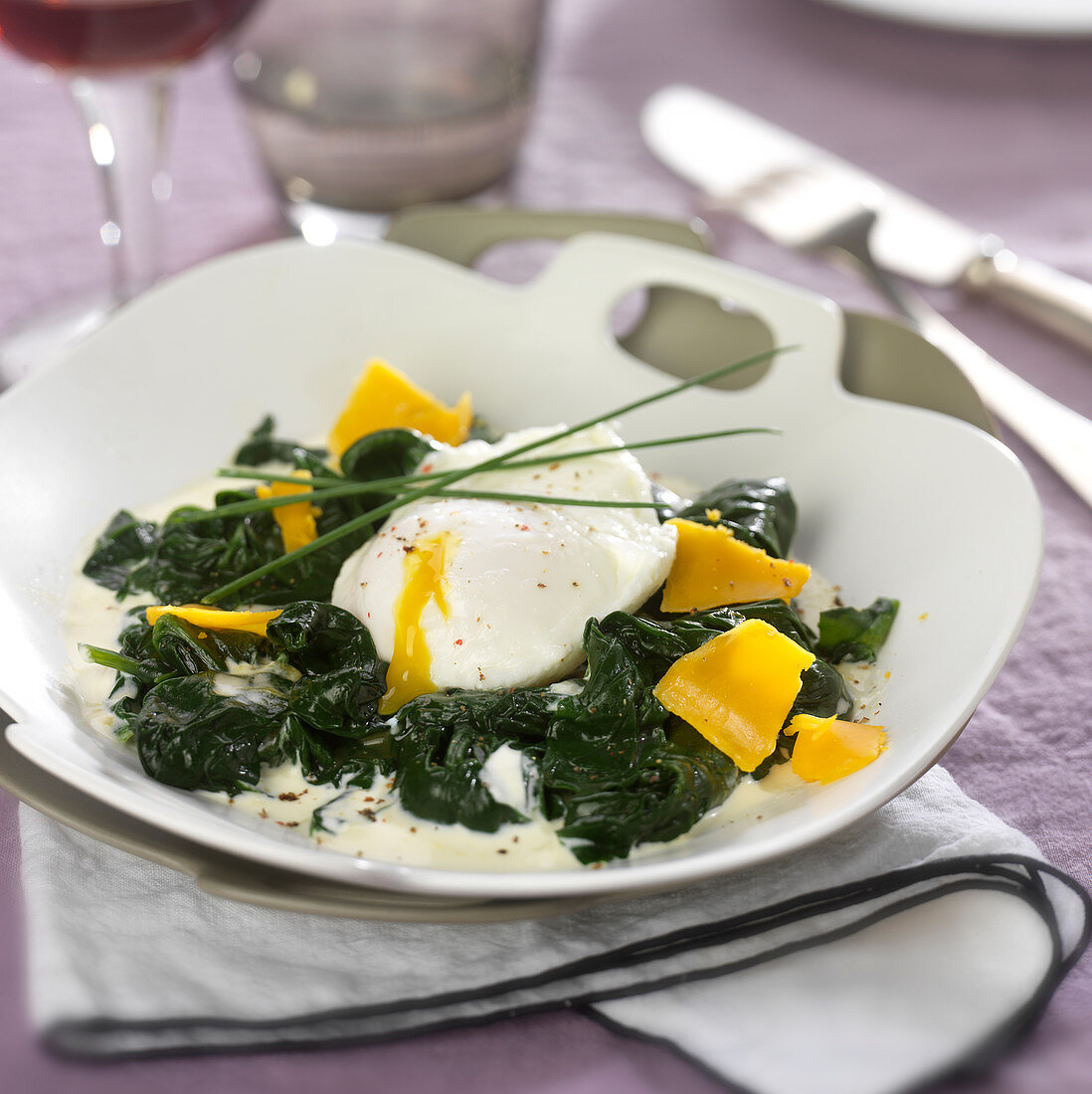 Spinach in creamy sauce, poached egg and mimolette flakes