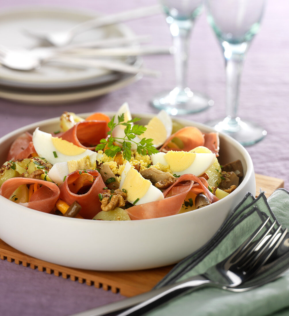 Feinschmeckersalat mit Kartoffeln, Chicorée, Pilzen, Bayonne-Schinken und hartgekochtem Ei