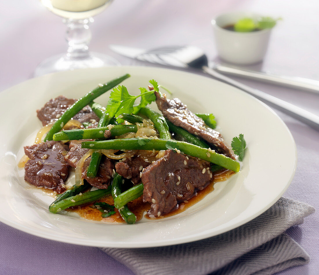 Beef wok with green beans and onions