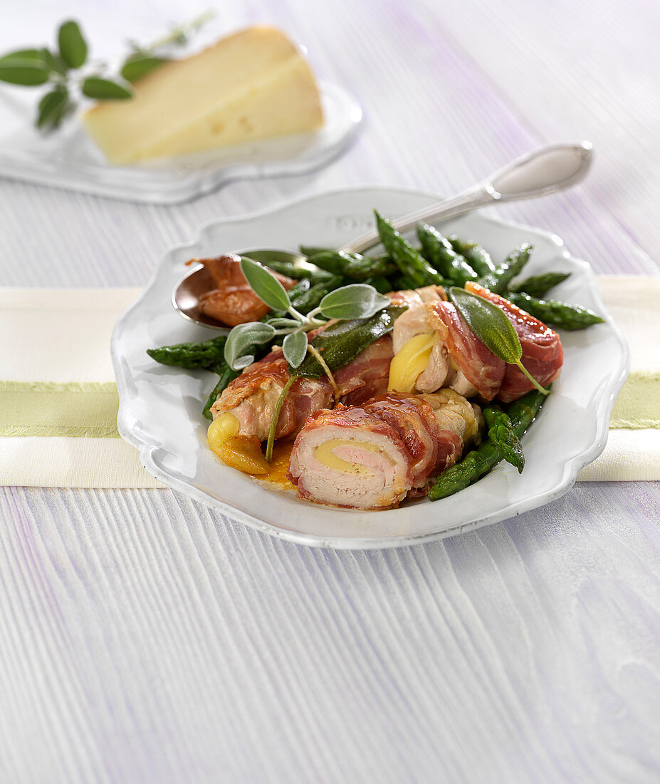 Kalbs-Saltimbocca mit Tomme-de-Brebis-Käse, Salbei und gebratenem grünem Spargel