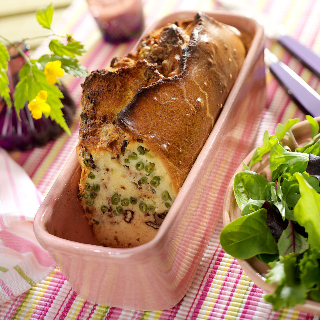 Herzhafter Kastenkuchen mit grünen Bohnen, Walnüssen und Roquefort