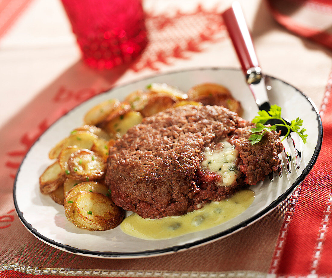 Steak Surprise mit Roquefort, Bratkartoffeln und Roquefortsahne